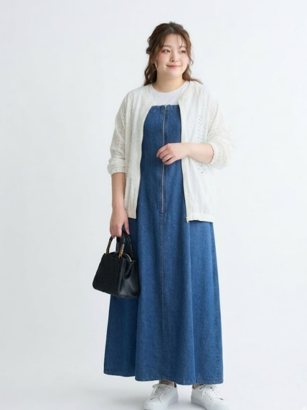 ホワイト系のジャケット/アウター、ブラック系のワンピースを着用したレディースの春コーディネートの2枚目の写真