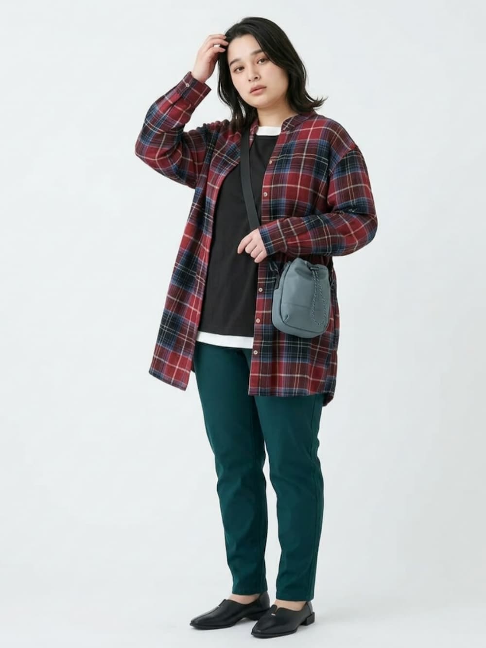 ブラック系のパンプス、グリーン系のパンツ、ブラック系のTシャツ/カットソーを着用したレディースの秋コーディネートの3枚目の写真