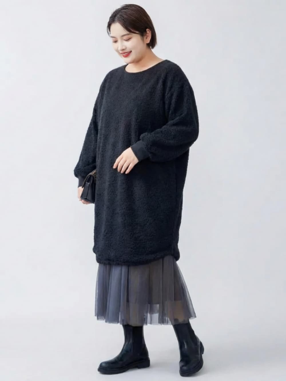 ブラック系のワンピース、ブラック系のスカートを着用したレディースの冬コーディネートの2枚目の写真