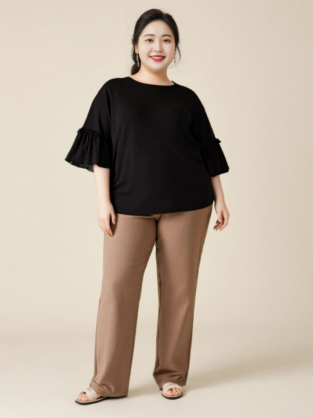 ブラック系のTシャツ/カットソー、ベージュ系のその他パンツを着用したレディースの夏コーディネートの7枚目の写真