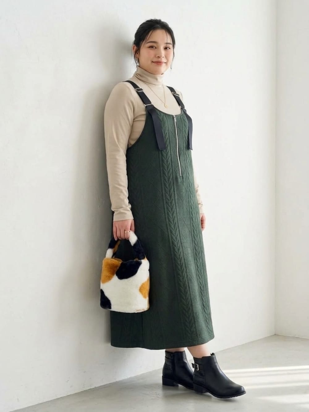 ブラック系のブーツ、シルバー系のTシャツ/カットソー、ブラック系のトートバッグを着用したレディースの秋コーディネートの4枚目の写真