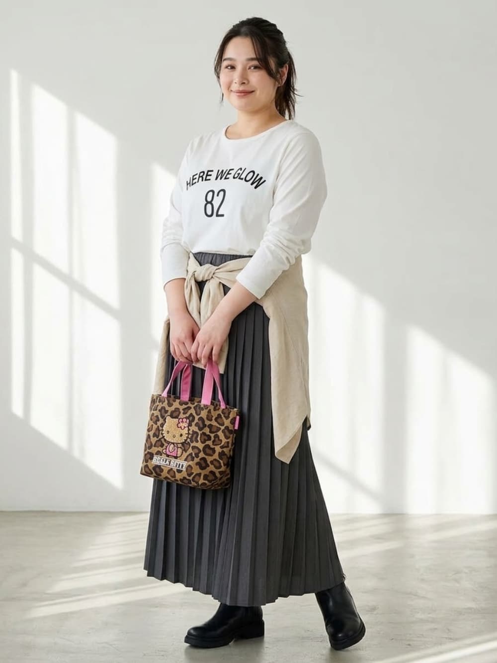 ホワイト系のシャツ/ブラウス、グレー系のスカート、ホワイト系のTシャツ/カットソーを着用したレディースの秋コーディネートの3枚目の写真