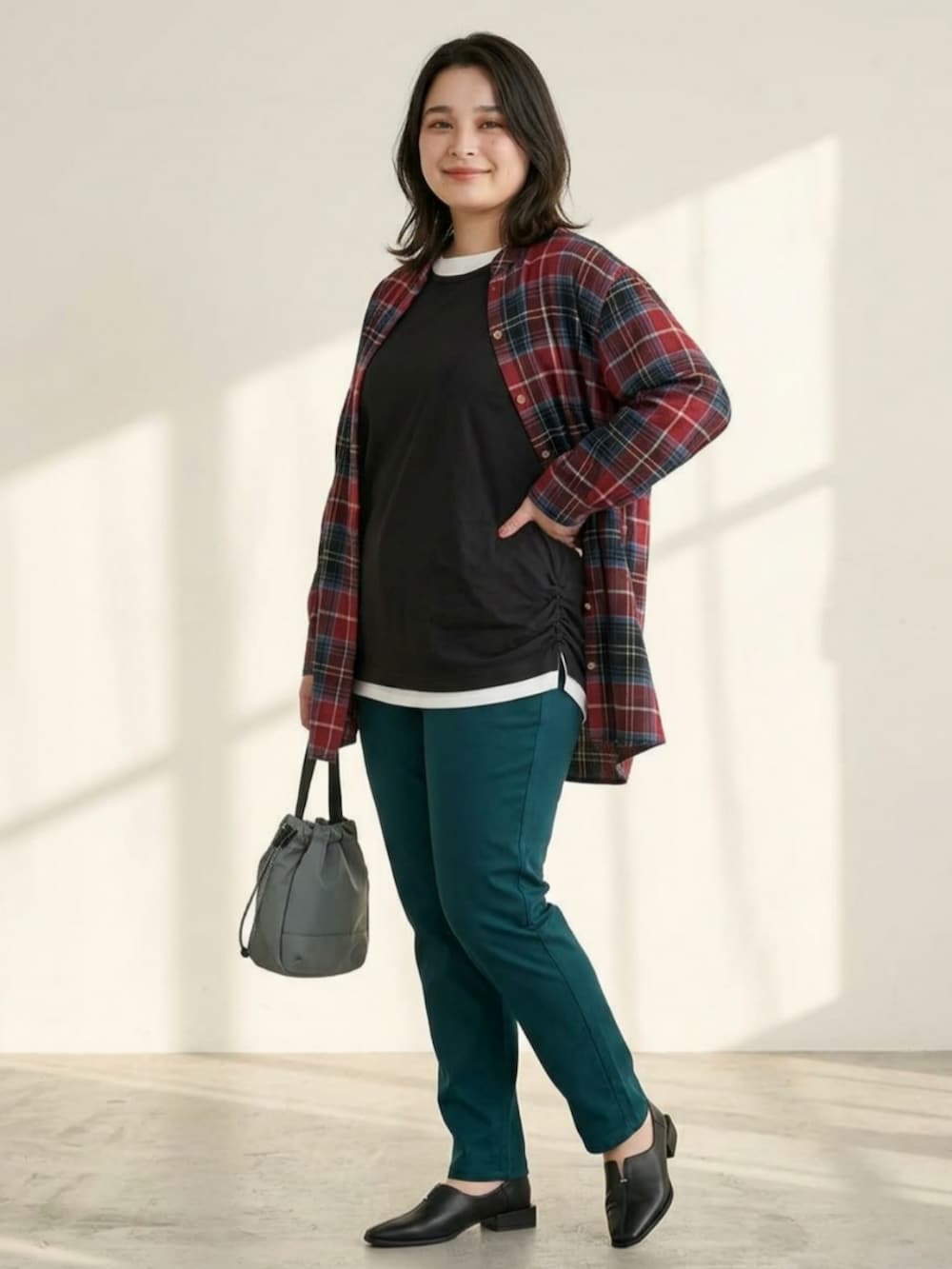 ブラック系のパンプス、グリーン系のパンツ、ブラック系のTシャツ/カットソーを着用したレディースの秋コーディネートの4枚目の写真