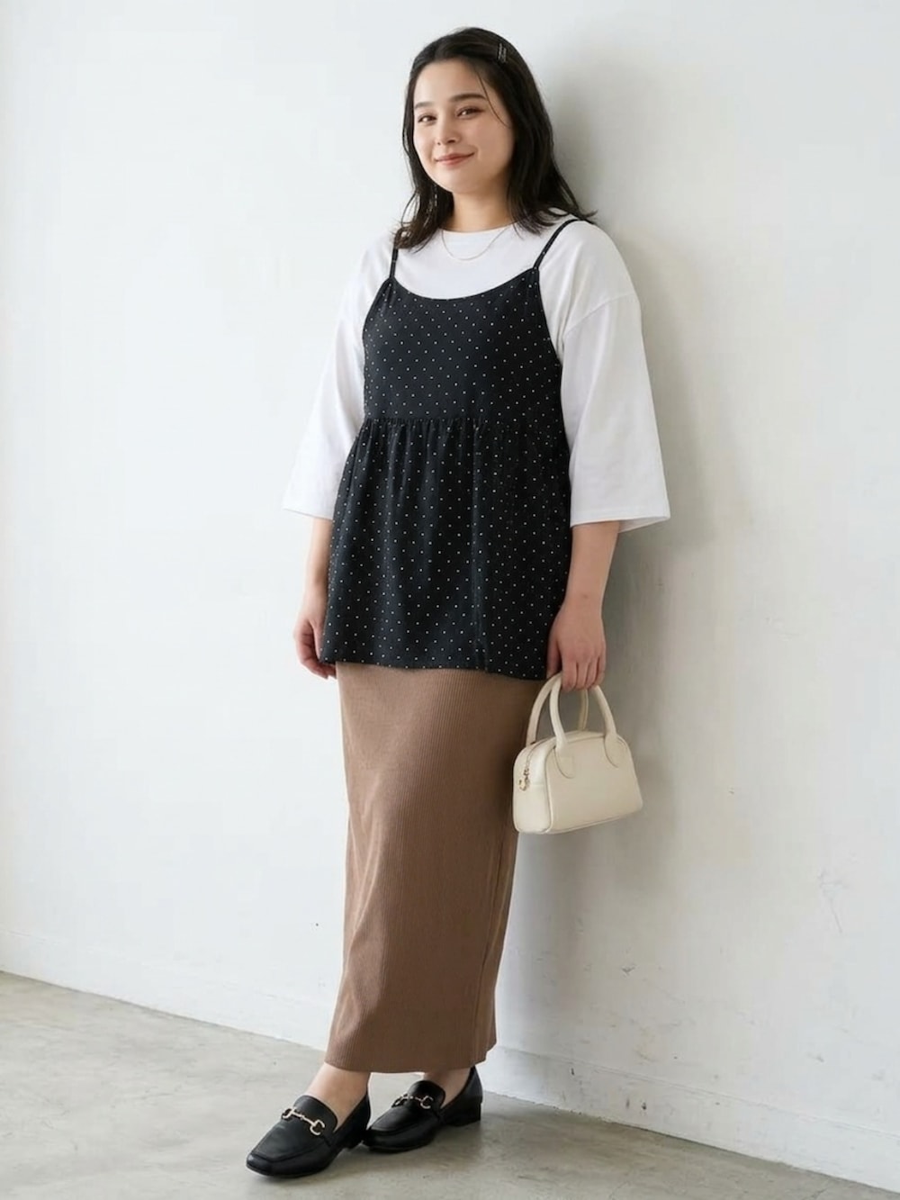 ブラック系のキャミソール、ブラック系のローファー、ホワイト系のTシャツ/カットソーを着用したレディースの秋コーディネートの2枚目の写真