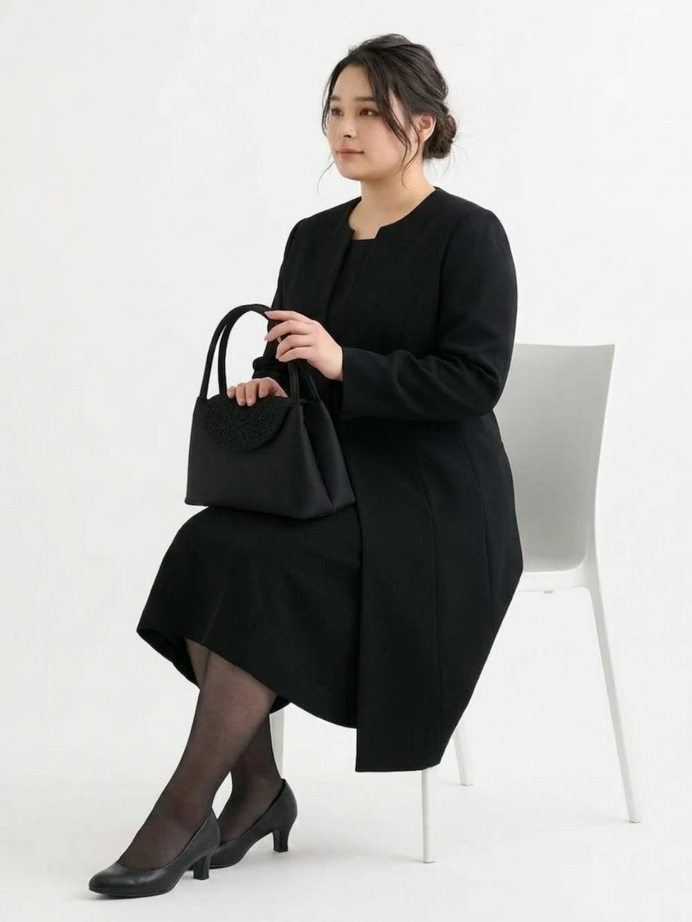 ブラック系のパンプス、ブラック系のバッグ、ブラック系のフォーマルスーツ/小物を着用したレディースの秋コーディネートの3枚目の写真