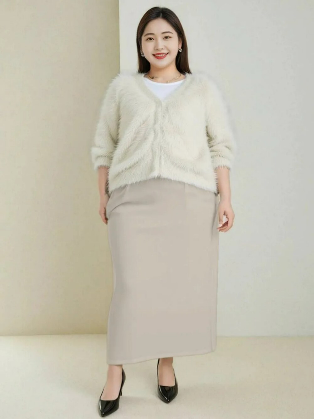 ベージュ系のスカート、ホワイト系のTシャツ/カットソー、ベージュ系のブーツを着用したレディースの秋コーディネートの3枚目の写真