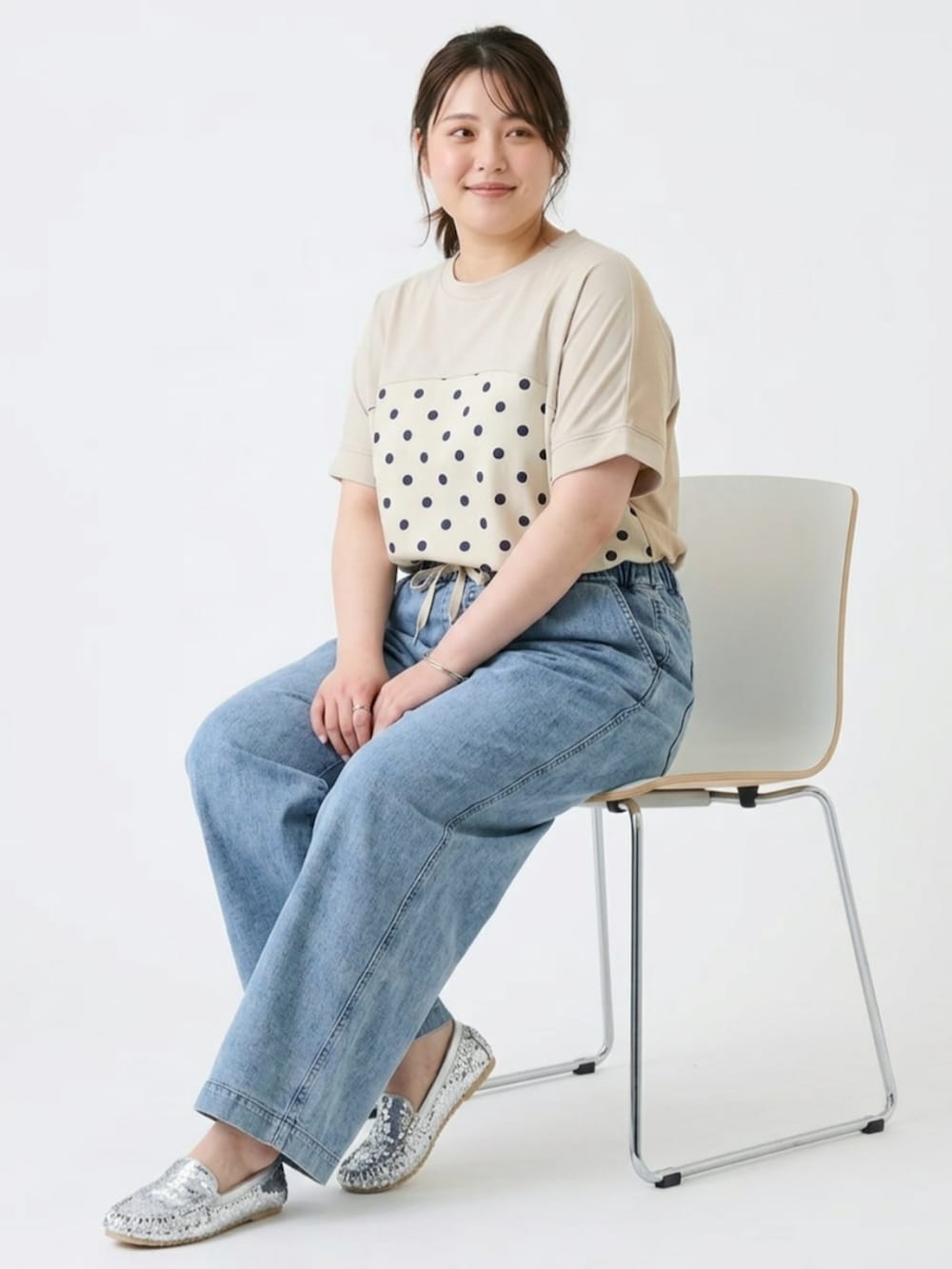ブルー系のパンツ、ベージュ系のシャツ/ブラウス、シルバー系のバレエシューズを着用したレディースの夏コーディネートの2枚目の写真