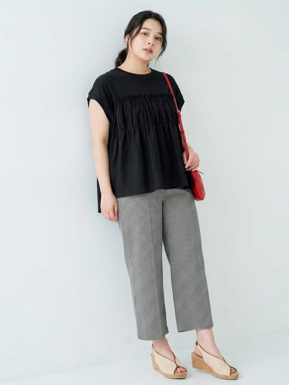 ベージュ系のサンダル、ブラック系のTシャツ/カットソー、ブラック系のパンツを着用したレディースの夏コーディネートの3枚目の写真