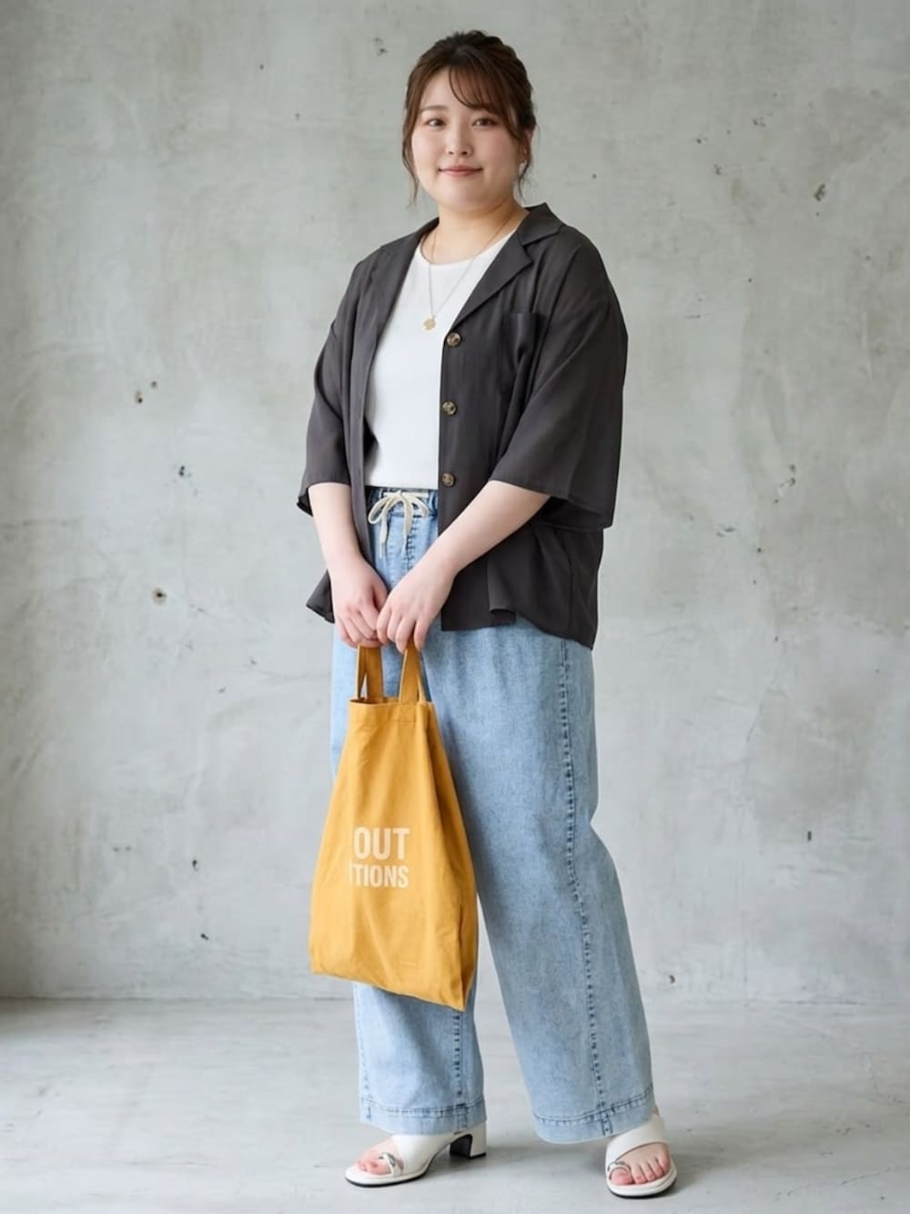 ブルー系のパンツ、ホワイト系のキャミソール、グレー系のシャツ/ブラウスを着用したレディースの夏コーディネートの2枚目の写真