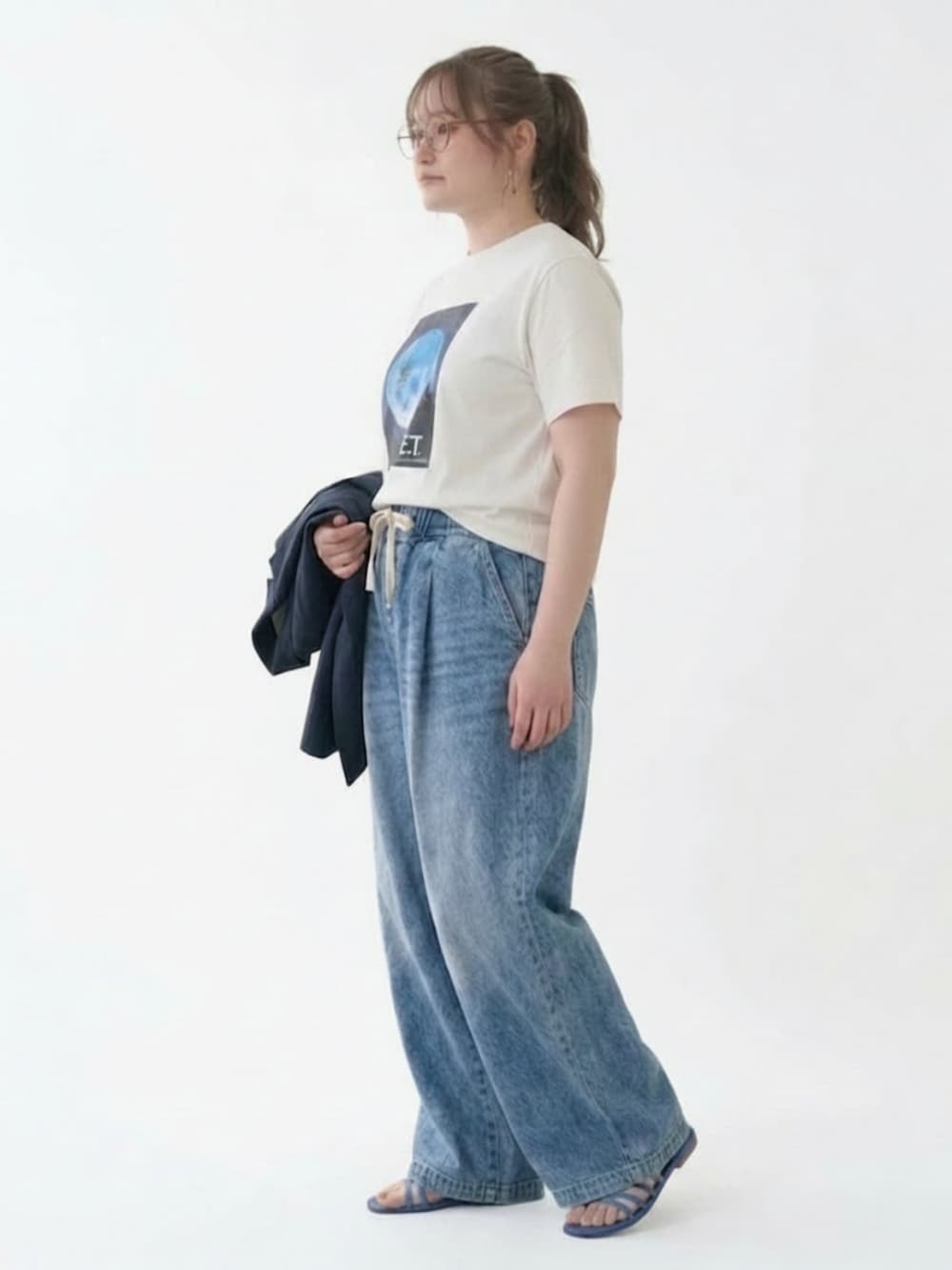 ブルー系のパンツ、ホワイト系のTシャツ/カットソー、ブルー系のジャケット/アウターを着用したレディースの春コーディネートの3枚目の写真