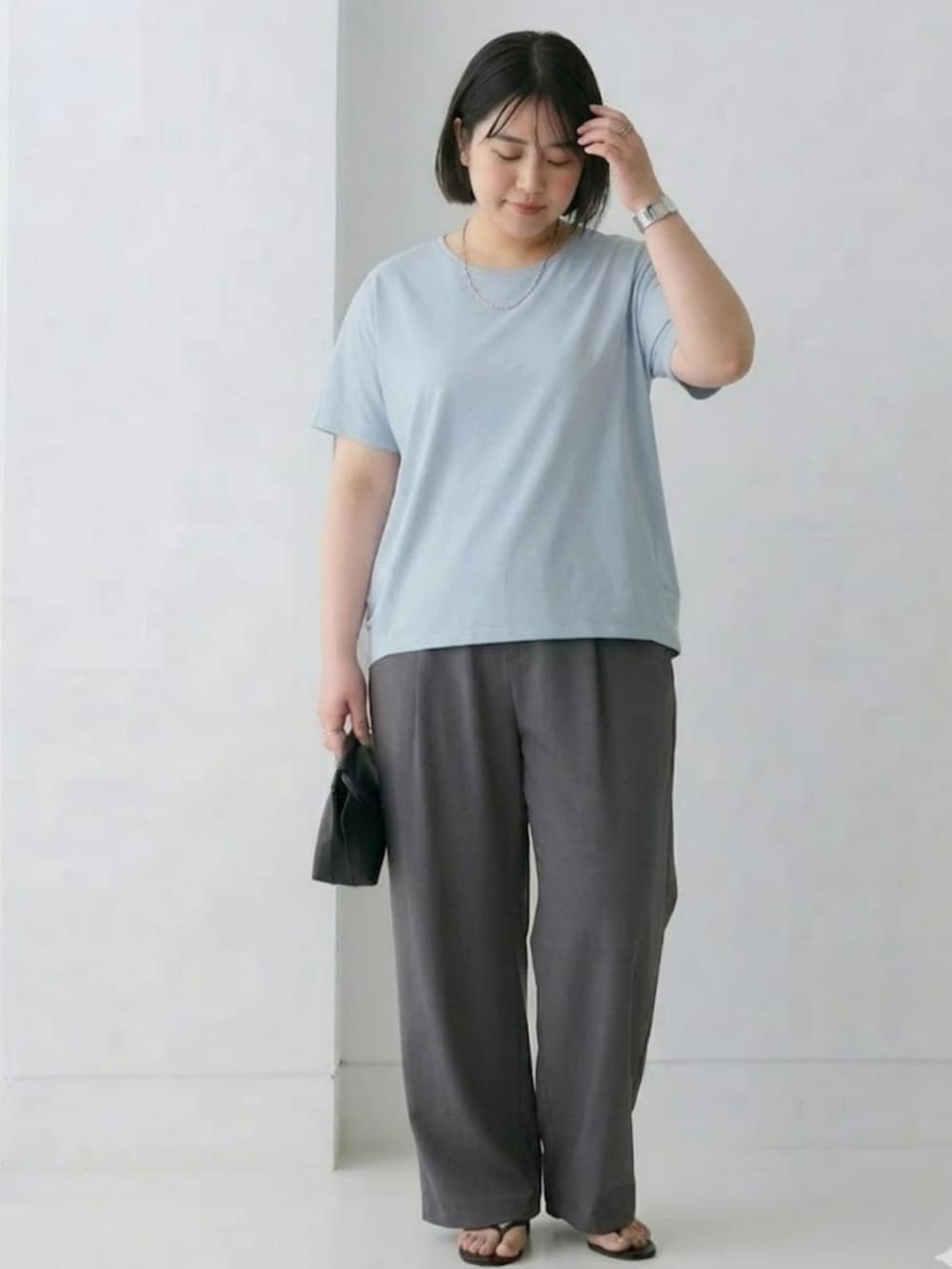 グレー系のパンツ、ブルー系のTシャツ/カットソーを着用したレディースの春コーディネートの3枚目の写真