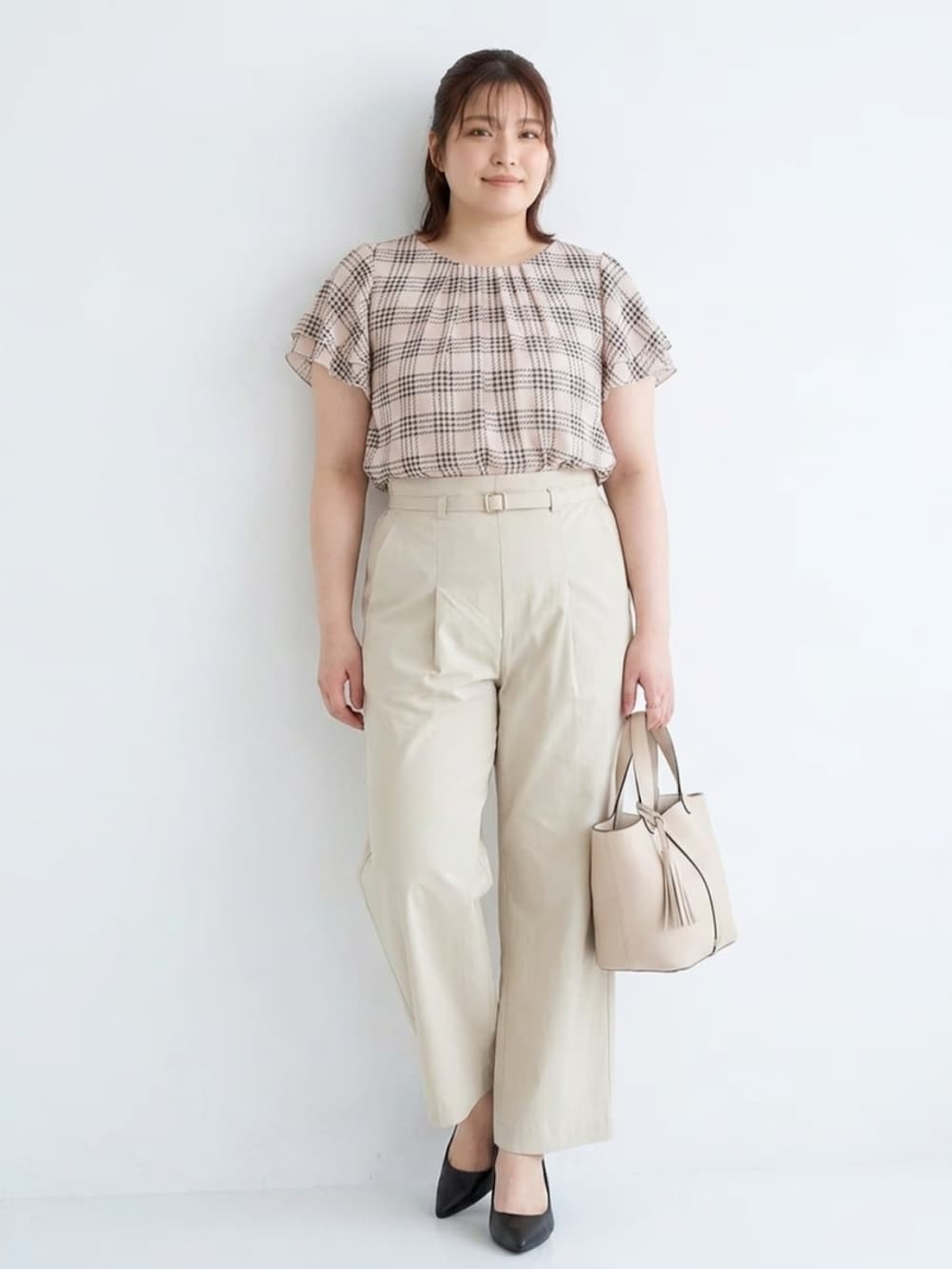 その他のシャツ/ブラウス、ベージュ系のパンツ、ブラック系のパンプスを着用したレディースの夏コーディネートの2枚目の写真