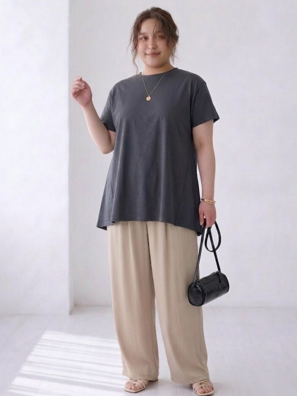 ベージュ系のパンツ、グレー系のその他トップスを着用したレディースの春コーディネートの3枚目の写真