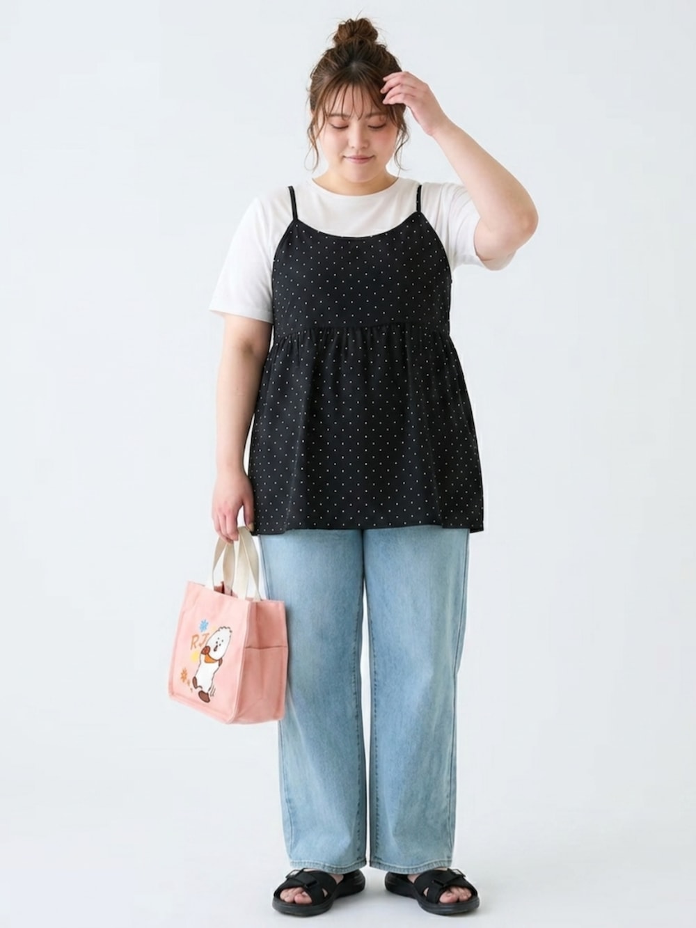 ブルー系のパンツ、ブラック系のサンダル、ホワイト系のトートバッグを着用したレディースの夏コーディネートの3枚目の写真