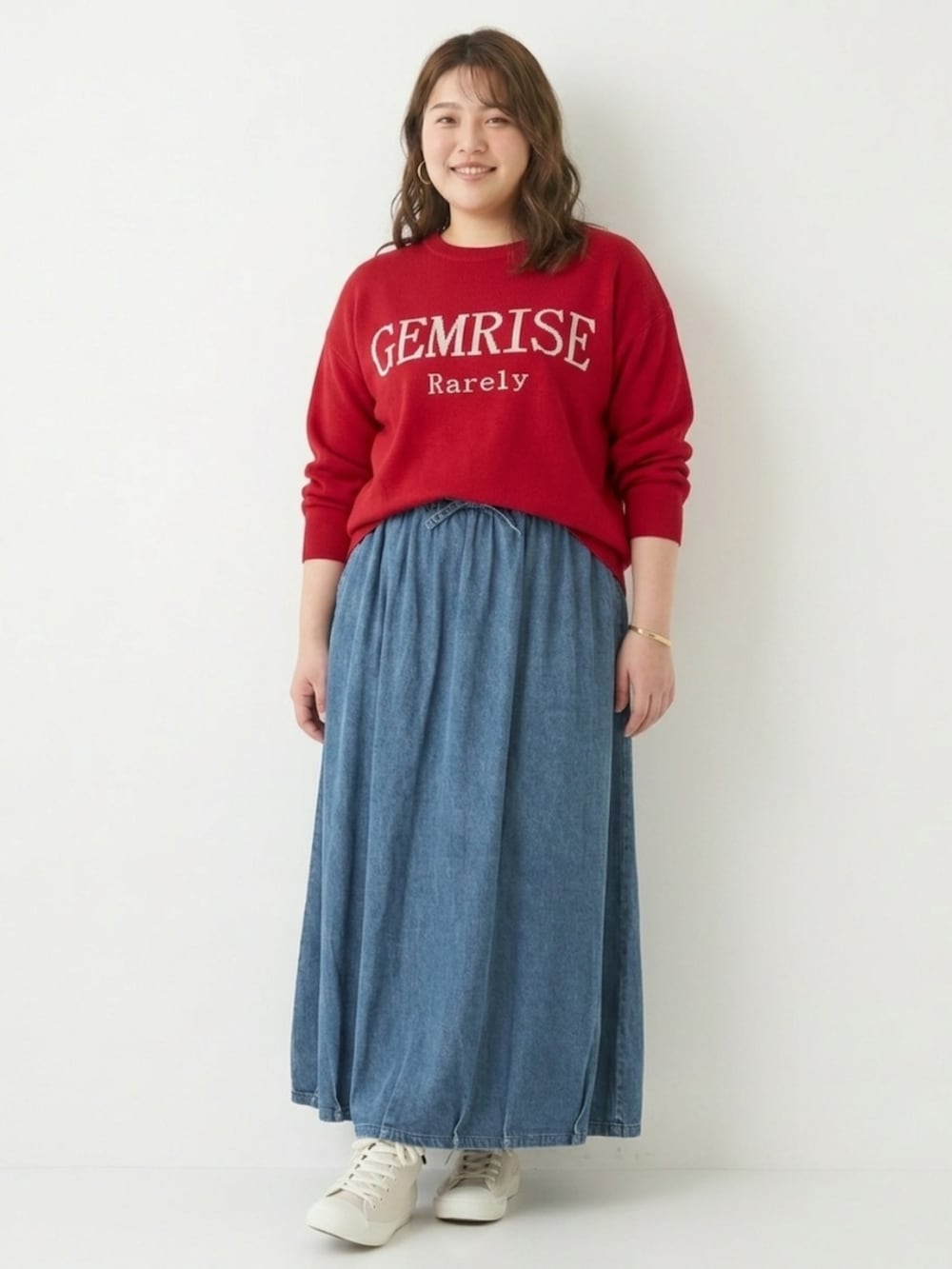 ブルー系のデニムスカート、ベージュ系のバレエシューズ、レッド系のニット/セーターを着用したレディースの夏コーディネートの5枚目の写真