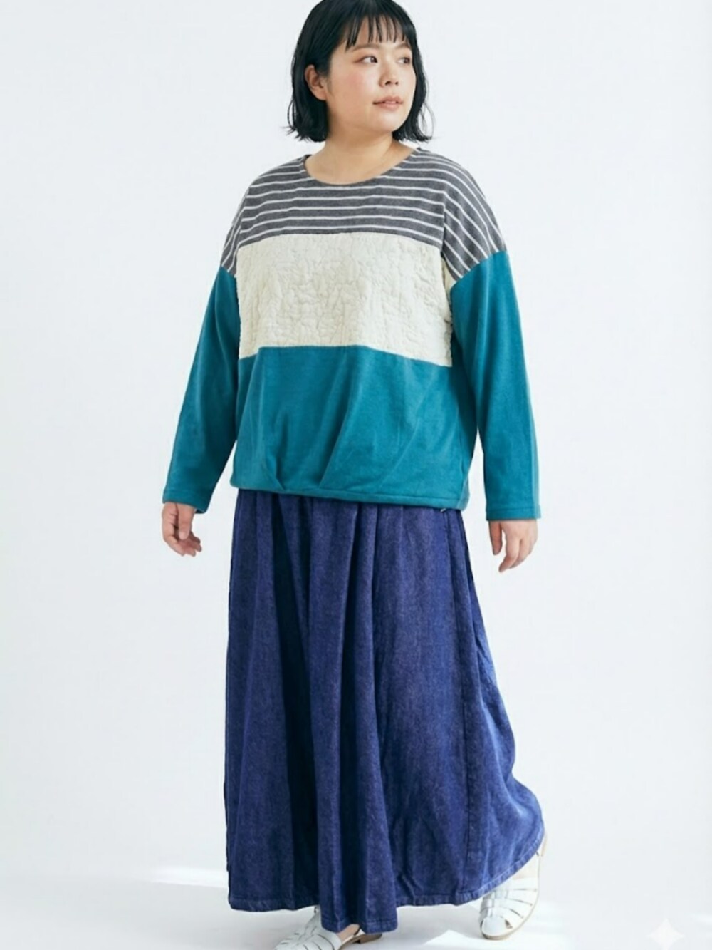 グリーン系のTシャツ/カットソー、ブルー系のデニムスカートを着用したレディースの冬コーディネートの2枚目の写真