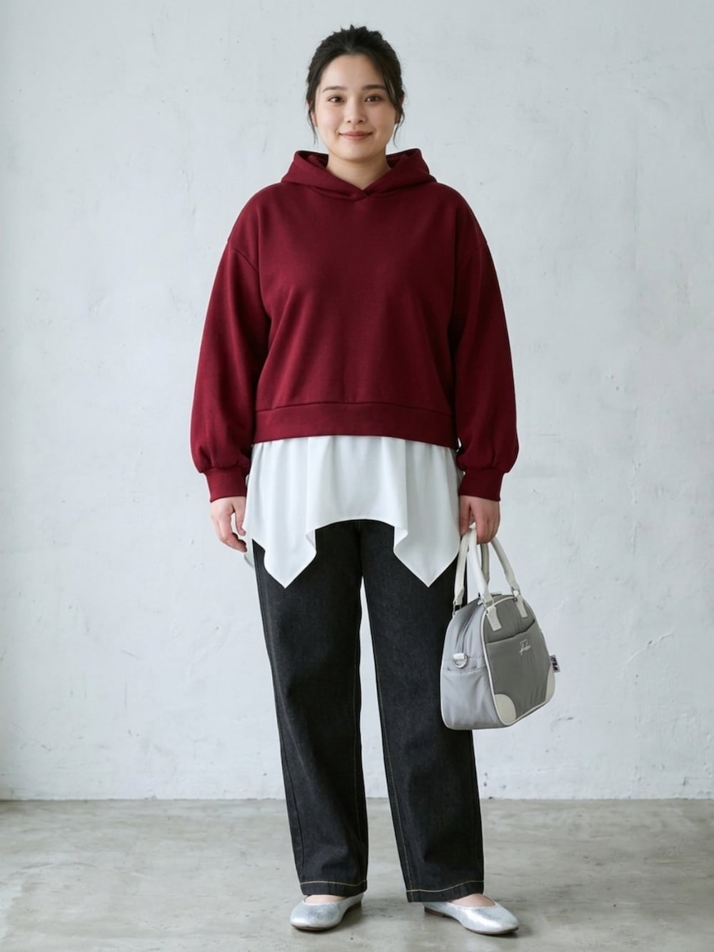 ブラック系のパンツ、グレー系のボストンバッグ、シルバー系のバレエシューズを着用したレディースの秋コーディネートの3枚目の写真