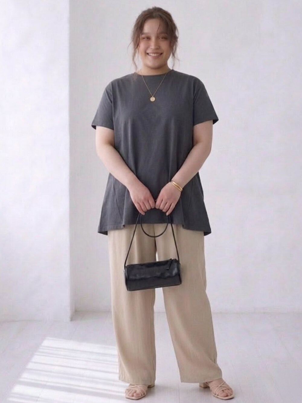 ベージュ系のパンツ、グレー系のその他トップスを着用したレディースの春コーディネートの2枚目の写真