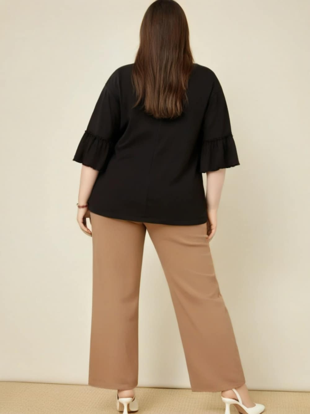 ブラック系のTシャツ/カットソー、ベージュ系のその他パンツを着用したレディースの夏コーディネートの4枚目の写真