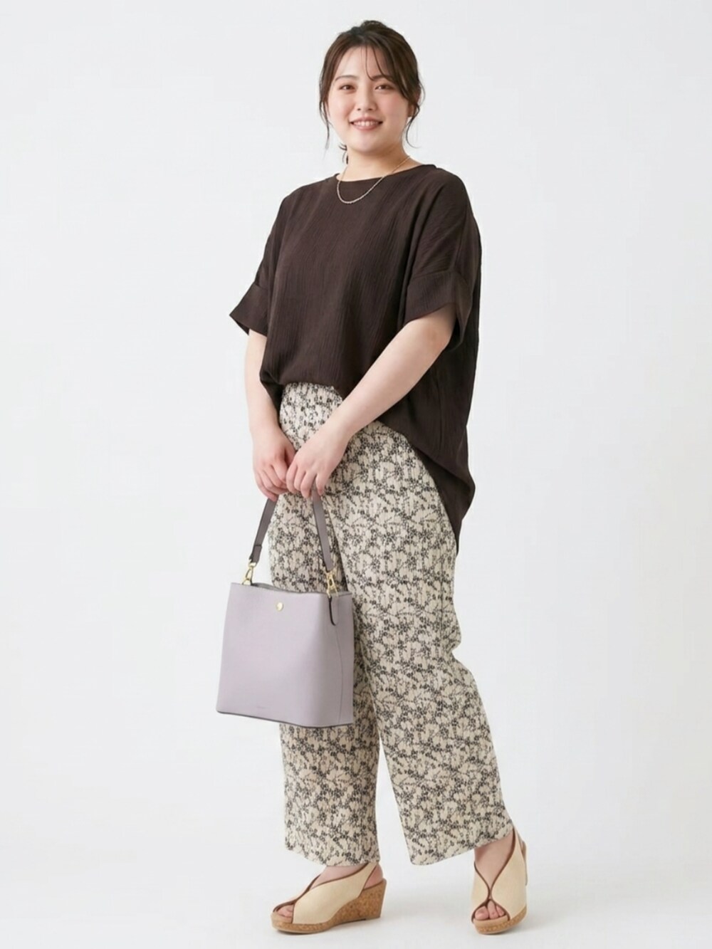 ベージュ系のサンダル、ブラウン系のTシャツ/カットソー、ホワイト系のその他パンツを着用したレディースの夏コーディネートの2枚目の写真