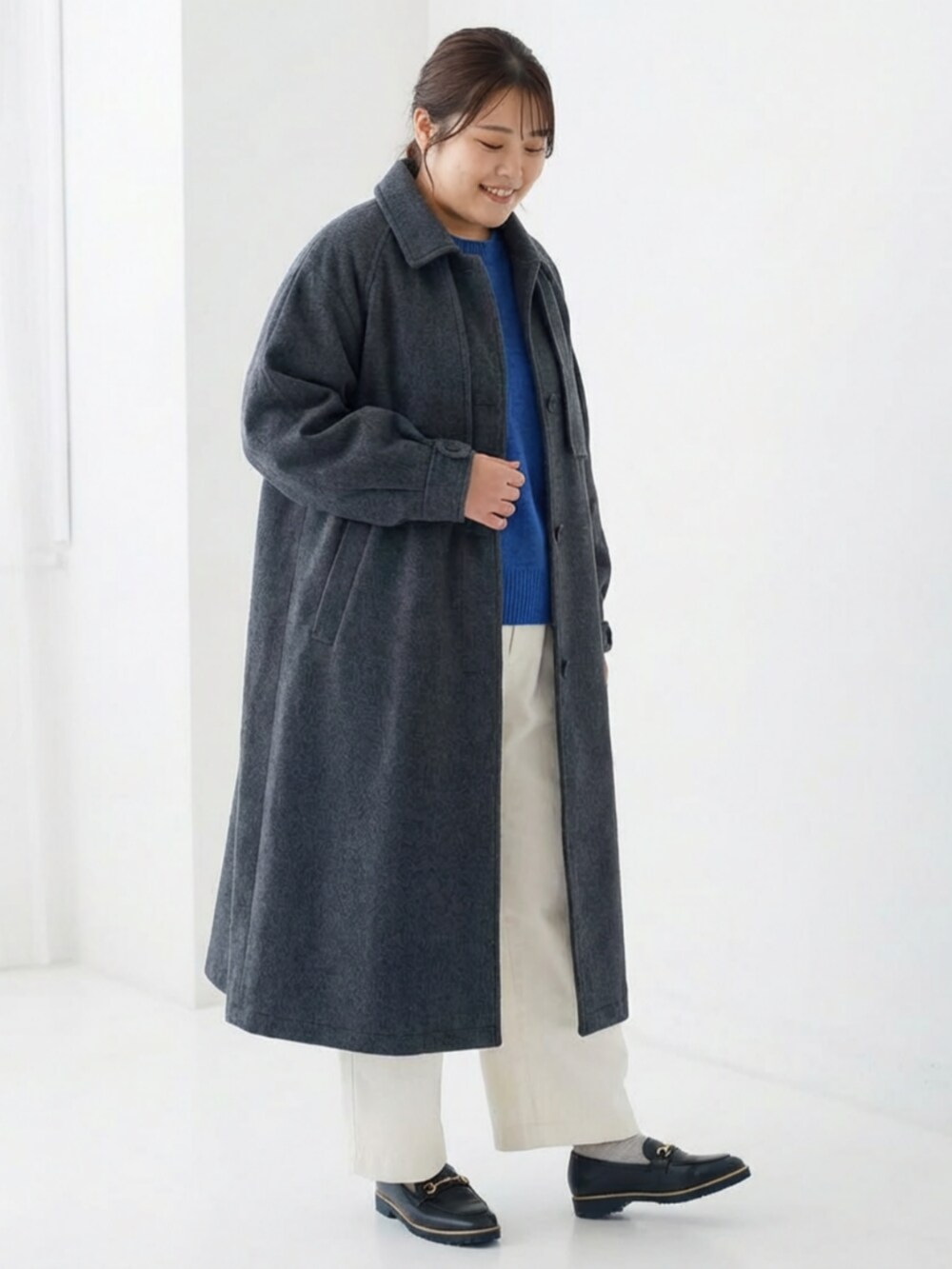 グレー系のジャケット/アウター、ホワイト系のパンツを着用したレディースの冬コーディネートの2枚目の写真