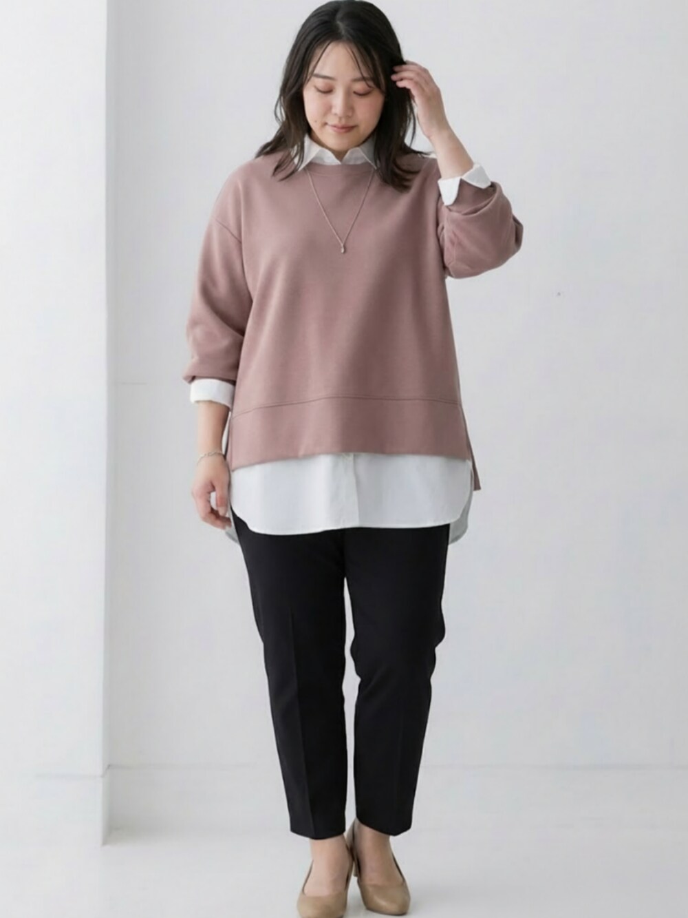 ベージュ系のTシャツ/カットソー、ホワイト系のシャツ/ブラウス、ブラック系のパンツを着用したレディースの冬コーディネートの2枚目の写真