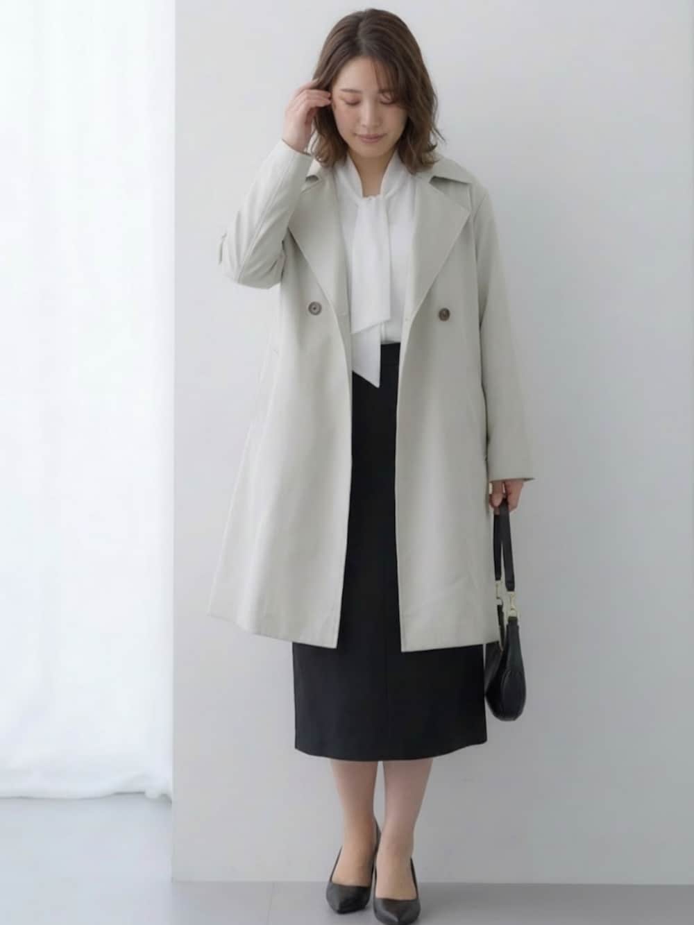 ブルー系のスカート、ホワイト系のシャツ/ブラウス、グレー系のダッフルコートを着用したレディースの春コーディネートの3枚目の写真