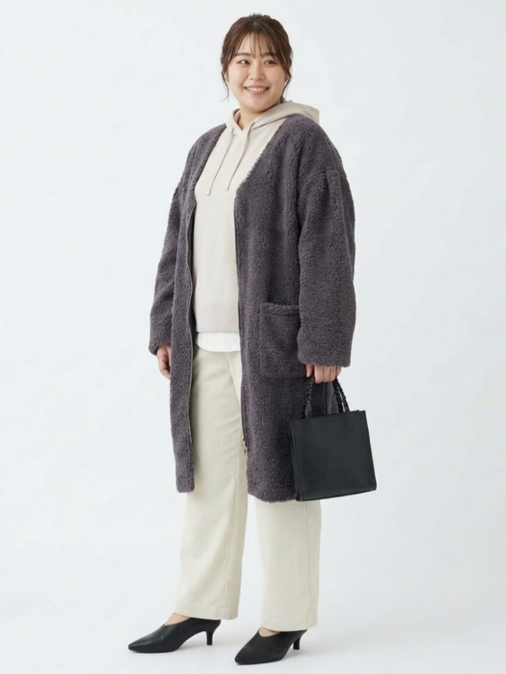 ホワイト系のパンツ、グレー系のカーディガン/ボレロ、ベージュ系のパーカーを着用したレディースの秋コーディネートの2枚目の写真