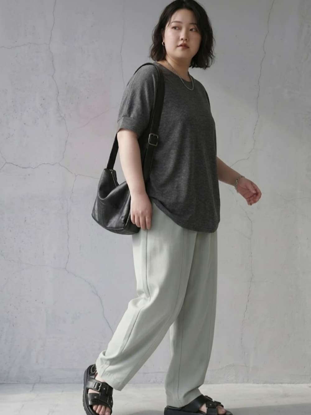 ブラック系のパンツ、グレー系のTシャツ/カットソーを着用したレディースの春コーディネートの2枚目の写真