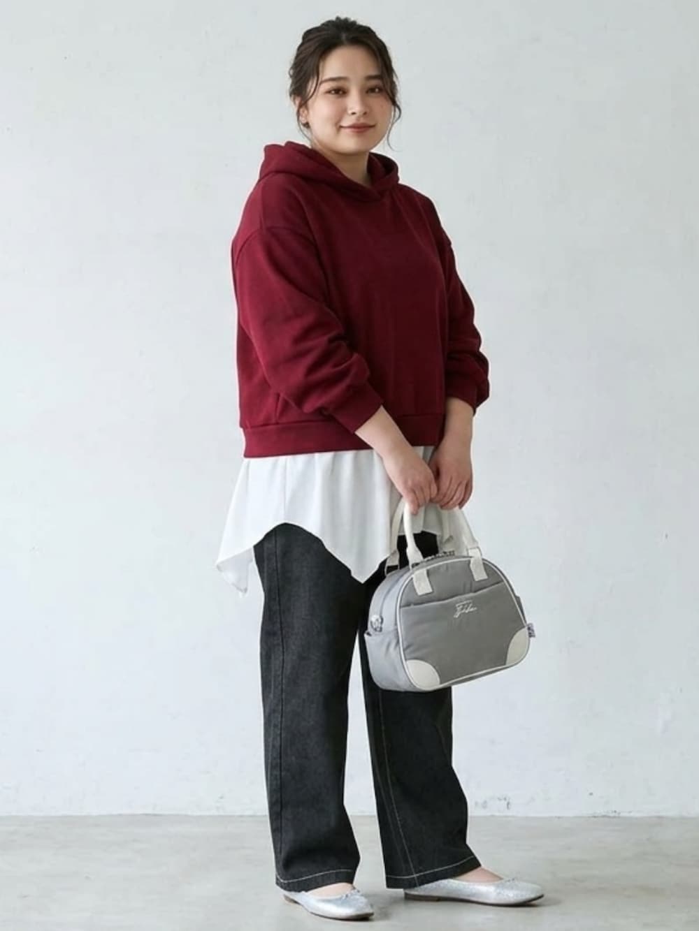 ブラック系のパンツ、グレー系のボストンバッグ、シルバー系のバレエシューズを着用したレディースの秋コーディネートの5枚目の写真