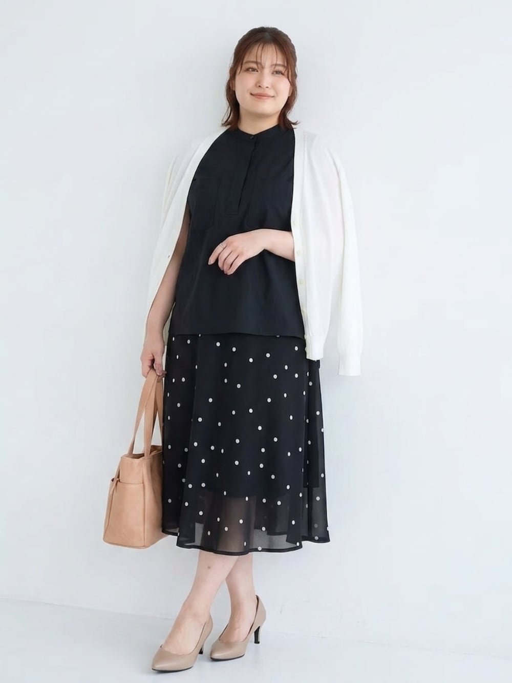 オレンジ系のトートバッグ、ブラック系のシャツ/ブラウス、ブラック系のスカートを着用したレディースの夏コーディネートの3枚目の写真