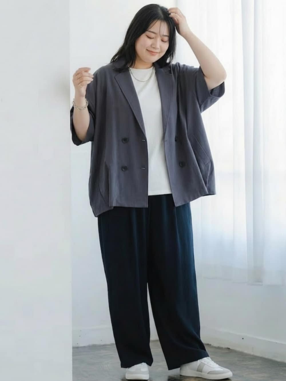 ホワイト系のTシャツ/カットソー、ブルー系のパンツ、グレー系のジャケット/アウターを着用したレディースの春コーディネートの2枚目の写真