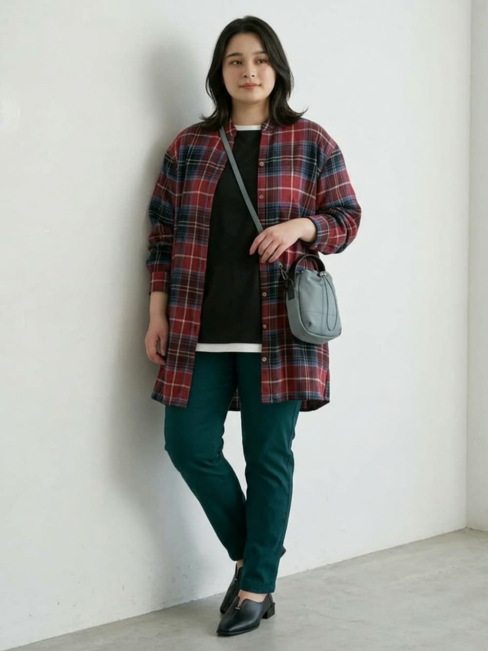 ブラック系のパンプス、グリーン系のパンツ、ブラック系のTシャツ/カットソーを着用したレディースの秋コーディネートの2枚目の写真