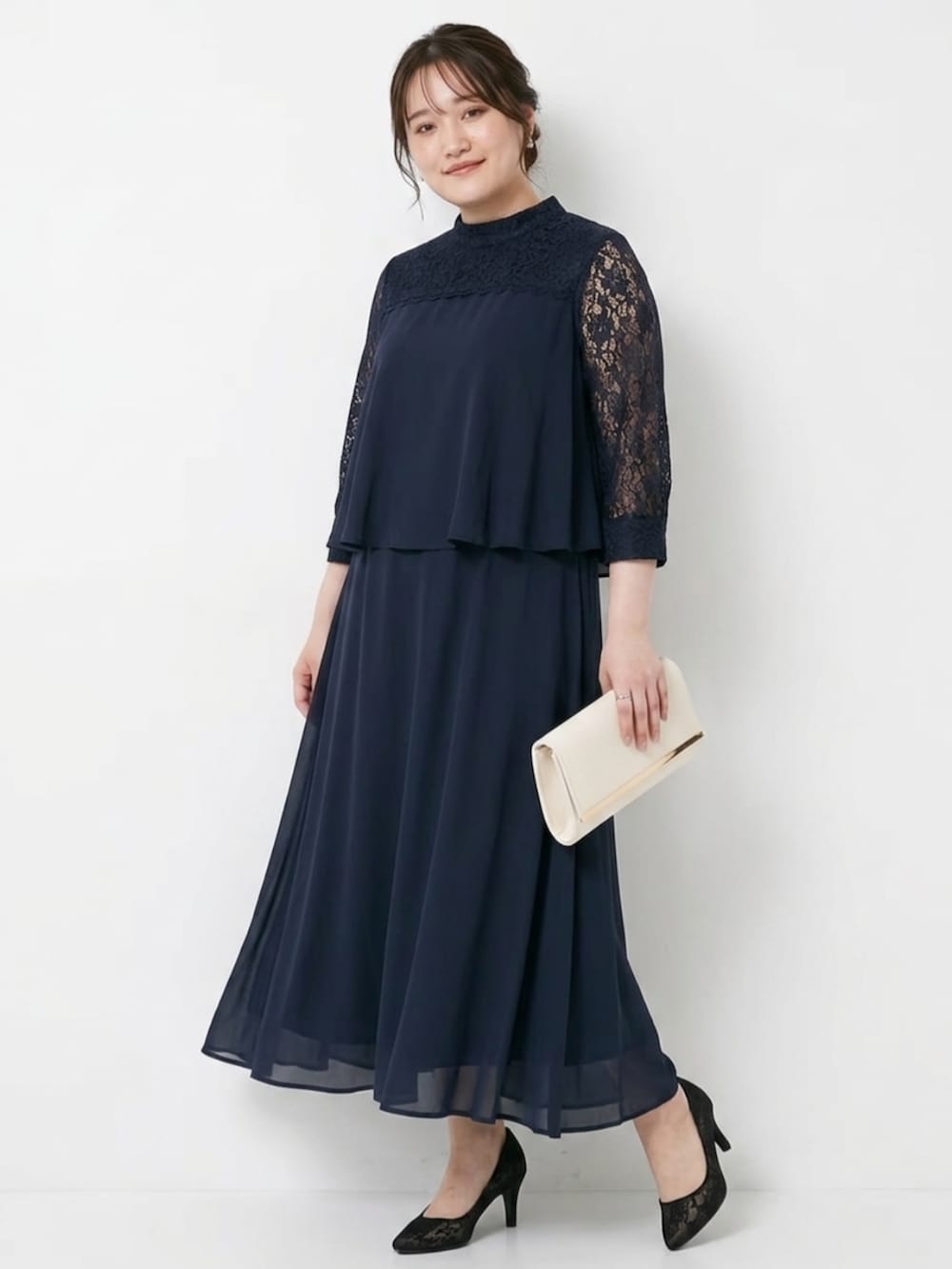 ベージュ系のバッグ、ブルー系のドレスを着用したレディースの夏コーディネートの2枚目の写真