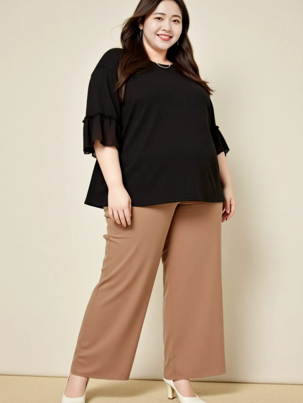 ブラック系のTシャツ/カットソー、ベージュ系のその他パンツを着用したレディースの夏コーディネートの5枚目の写真