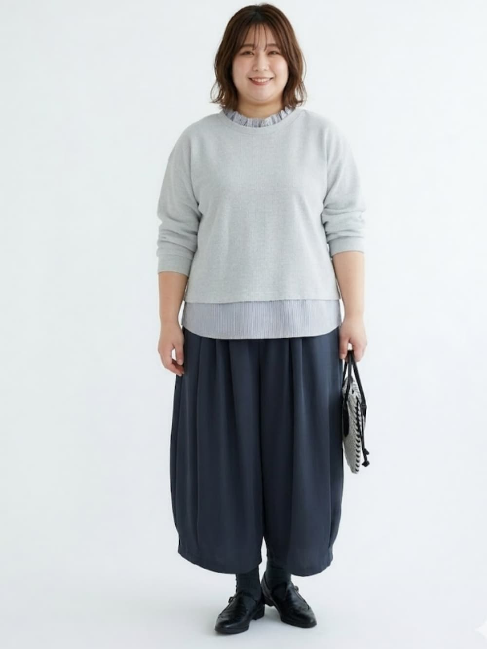 ブラック系のその他パンツ、グレー系のTシャツ/カットソーを着用したレディースの春コーディネートの2枚目の写真