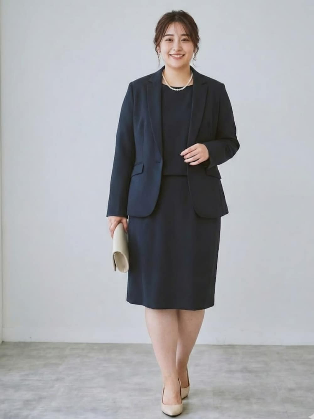 ブルー系のスーツセット、ブルー系のスーツジャケットを着用したレディースの冬コーディネートの2枚目の写真