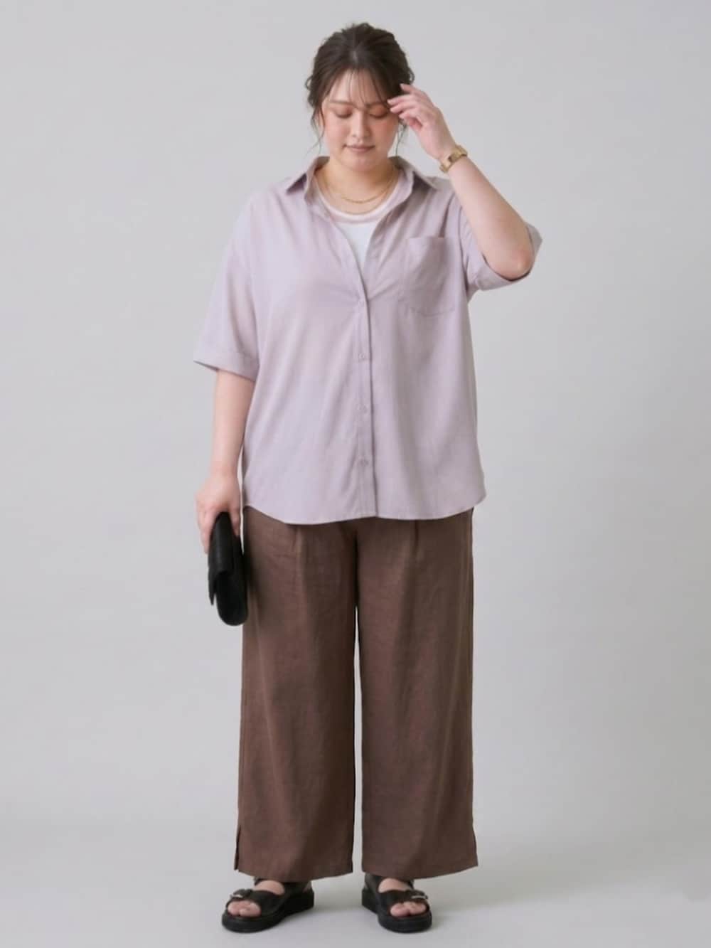 ピンク系のシャツ/ブラウスを着用したレディースの春コーディネートの2枚目の写真