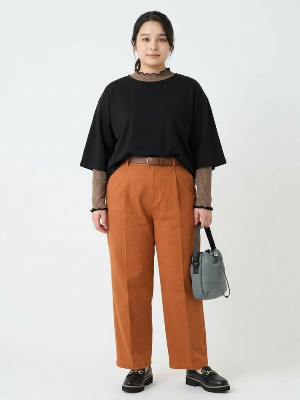 ブラウン系のTシャツ/カットソー、ブラック系のローファー、グレー系のショルダーバッグを着用したレディースの秋コーディネートの4枚目の写真