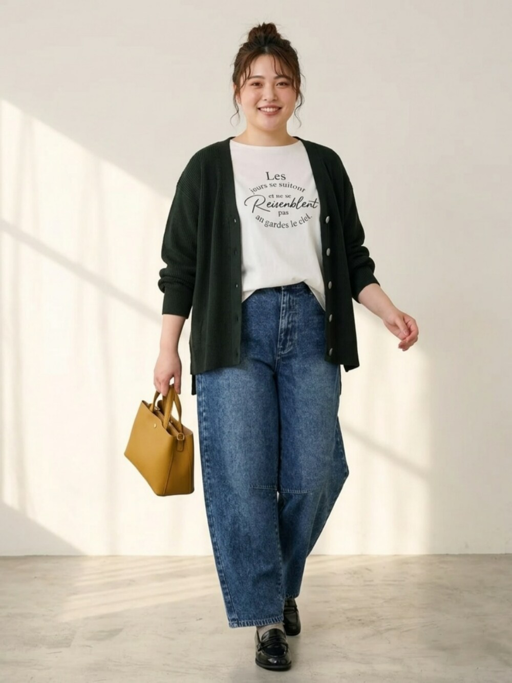 ブルー系のデニムパンツ、イエロー系のショルダーバッグ、ブラック系のカーディガン/ボレロを着用したレディースの夏コーディネートの6枚目の写真