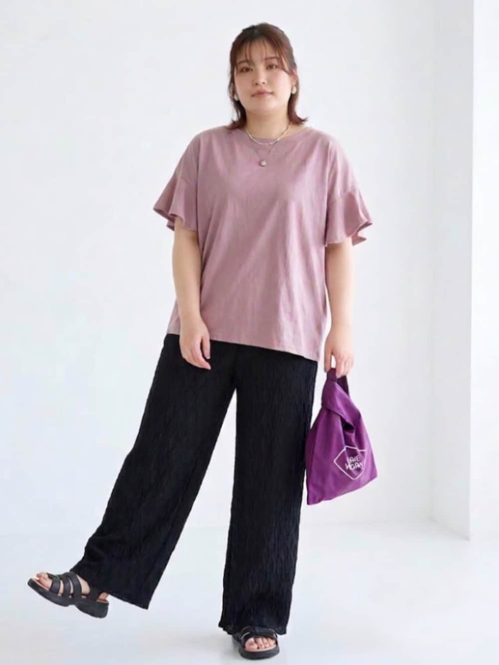 ピンク系のTシャツ/カットソー、ブラック系のパンツを着用したレディースの春コーディネートの2枚目の写真