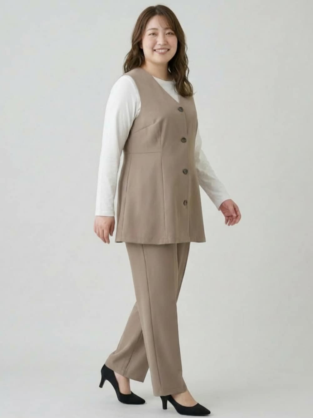 ベージュ系のTシャツ/カットソー、ベージュ系のスーツセットを着用したレディースの冬コーディネートの2枚目の写真