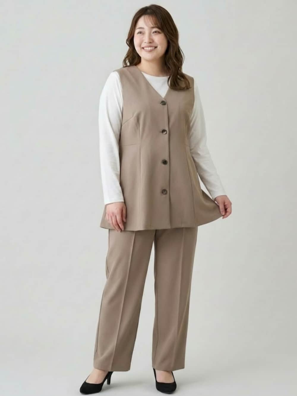 ベージュ系のTシャツ/カットソー、ベージュ系のスーツセットを着用したレディースの冬コーディネートの3枚目の写真