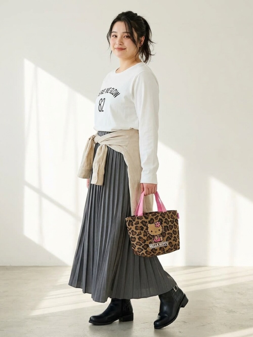 ホワイト系のシャツ/ブラウス、グレー系のスカート、ホワイト系のTシャツ/カットソーを着用したレディースの秋コーディネートの2枚目の写真
