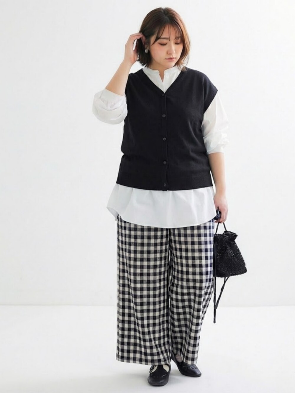 ブラック系のTシャツ/カットソー、ホワイト系のパンツを着用したレディースの冬コーディネートの2枚目の写真