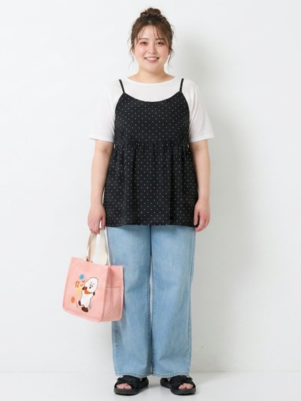 ブルー系のパンツ、ブラック系のサンダル、ホワイト系のトートバッグを着用したレディースの夏コーディネートの2枚目の写真