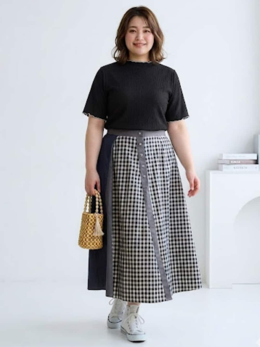 ブラック系のTシャツ/カットソー、ブラック系のスカート、グレー系の手袋を着用したレディースの春コーディネートの3枚目の写真