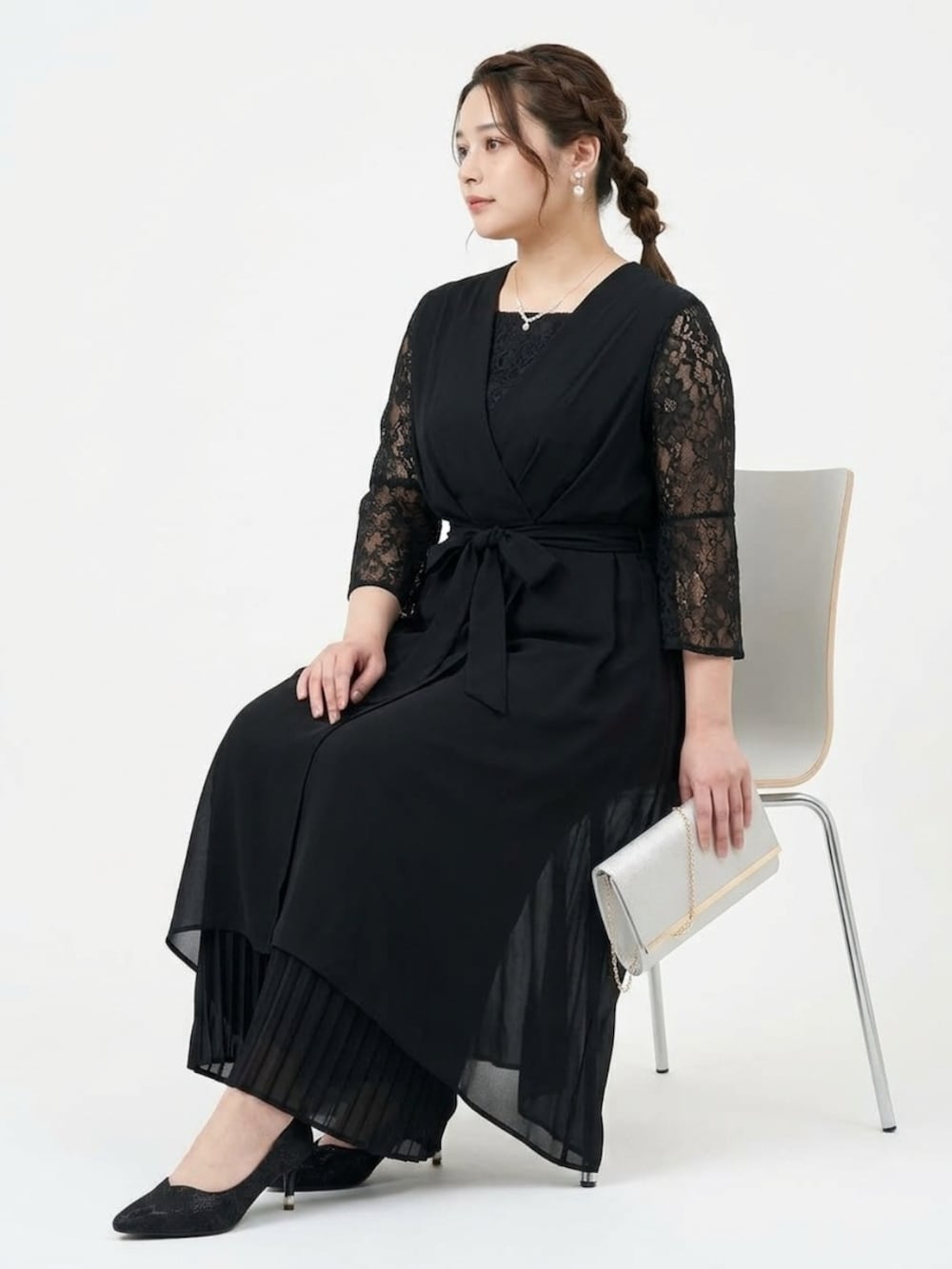 ブラック系のパンプス、シルバー系のバッグ、ブラック系のパンツドレスを着用したレディースの秋コーディネートの3枚目の写真