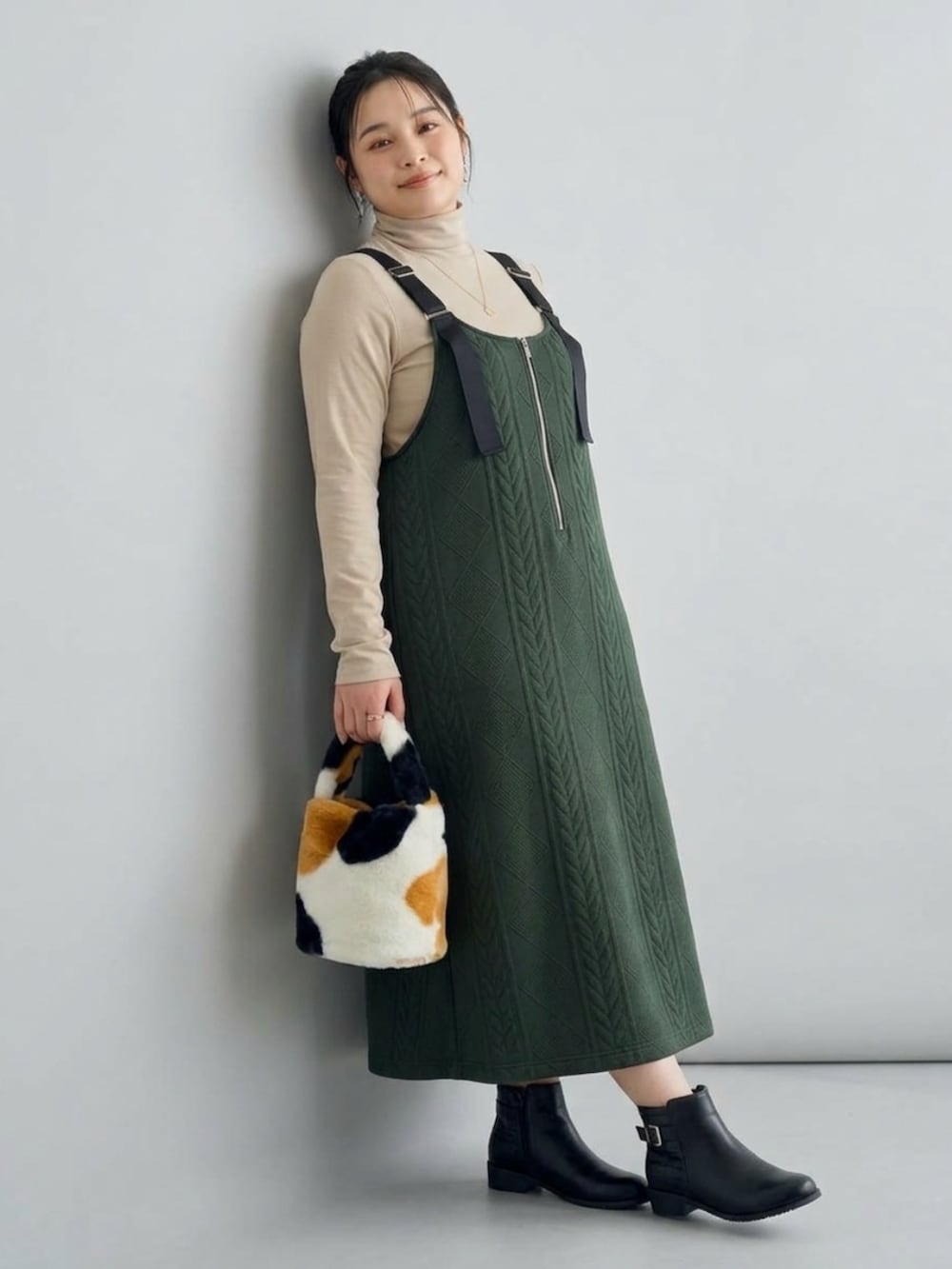 ブラック系のブーツ、シルバー系のTシャツ/カットソー、ブラック系のトートバッグを着用したレディースの秋コーディネートの3枚目の写真