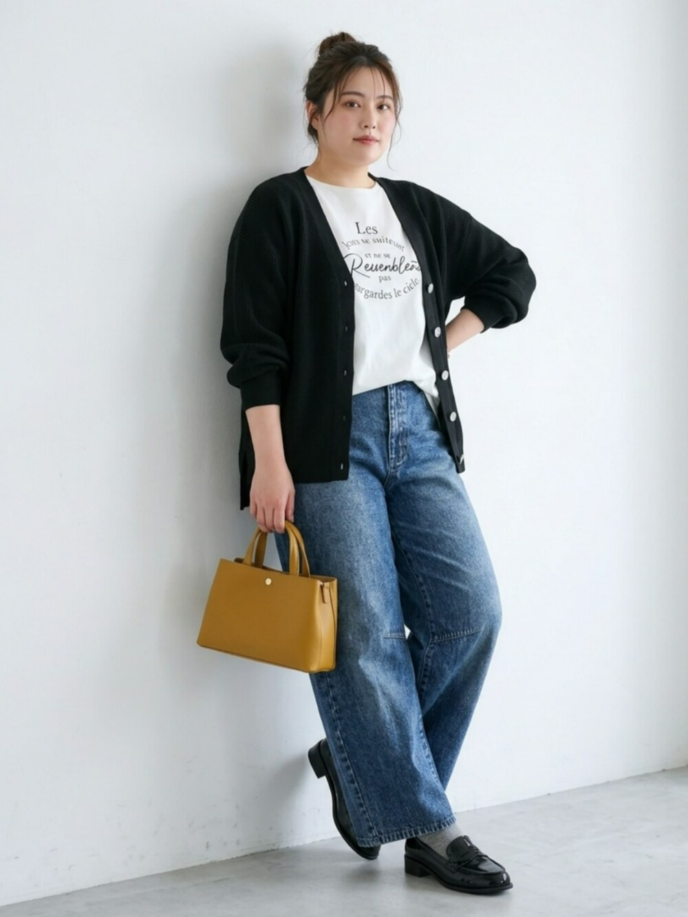 ブルー系のデニムパンツ、イエロー系のショルダーバッグ、ブラック系のカーディガン/ボレロを着用したレディースの夏コーディネートの4枚目の写真